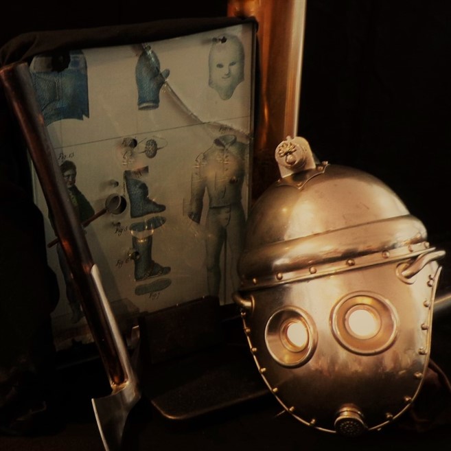 THE CONTEMPORARY STEAMPUNK CABINET all rights reserved Photo by VOITURES10 rauchhelm smoke helmet R